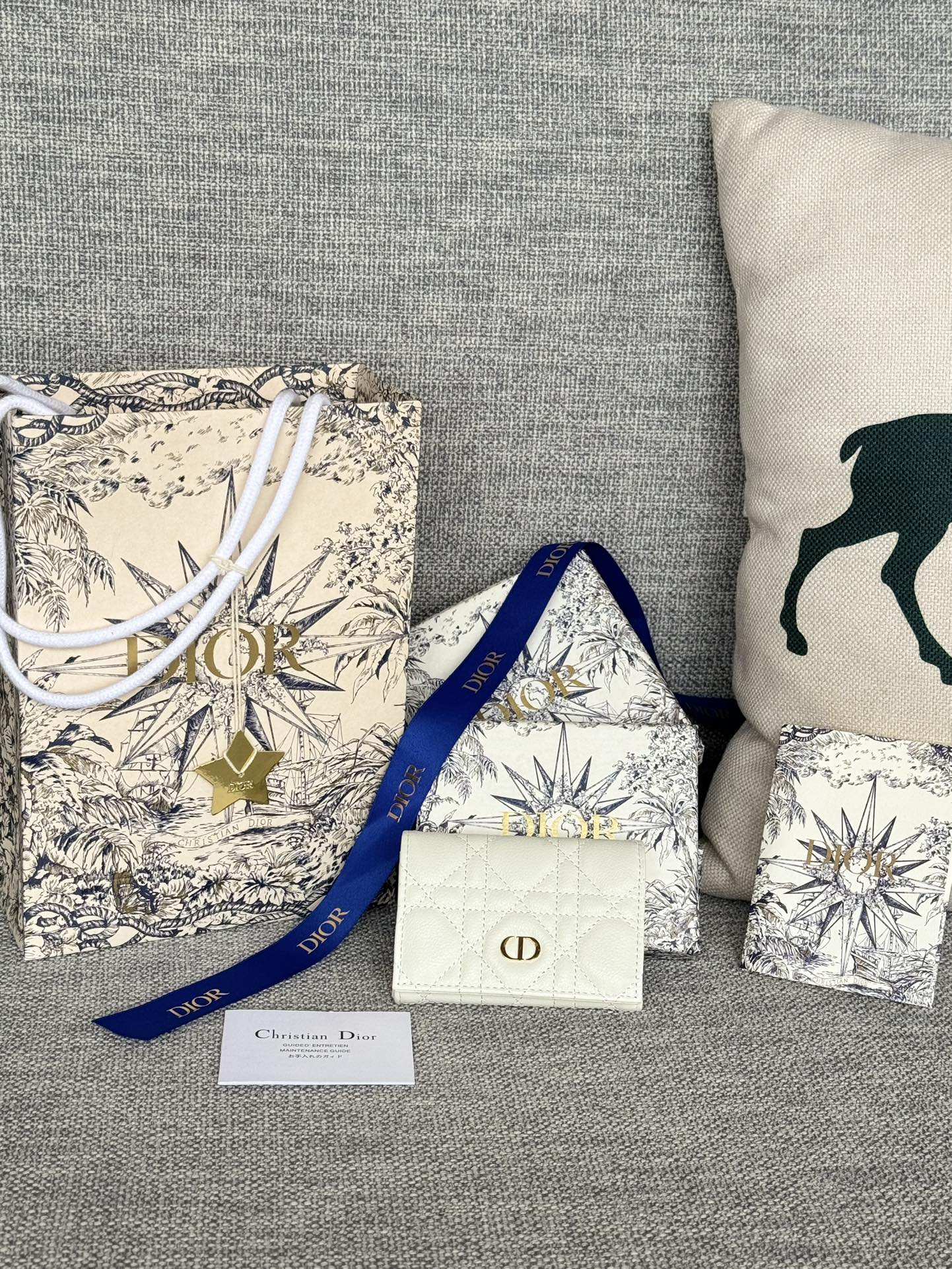 Dior 30 Montaigne Glycine 지갑 S5132UWHC