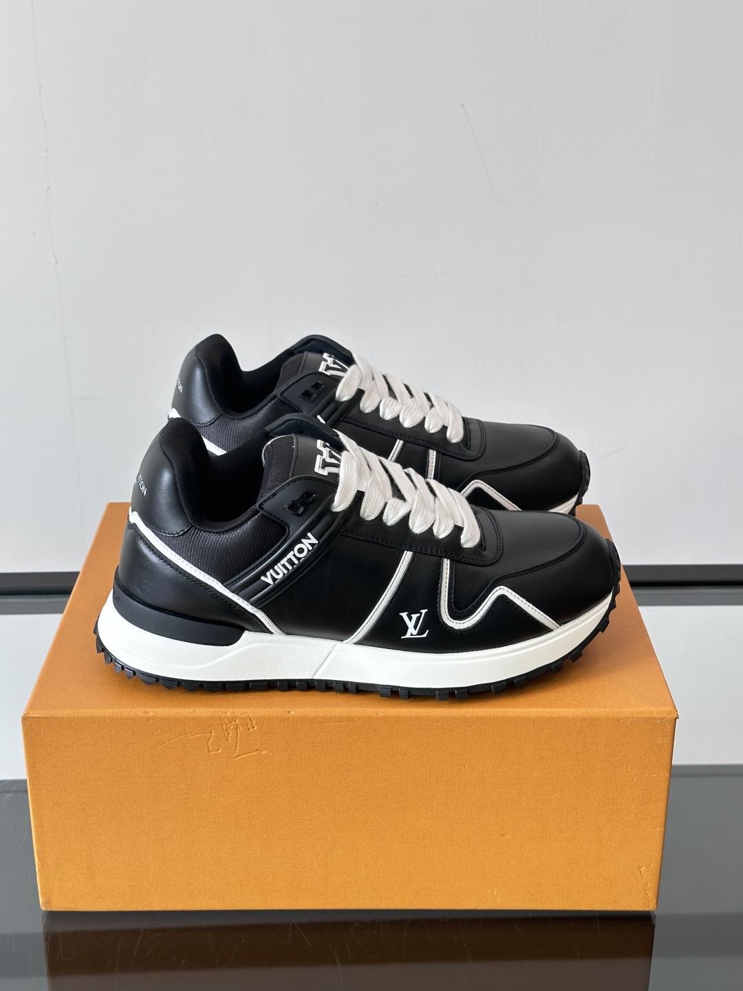 루이비통 Run Away 스니커즈