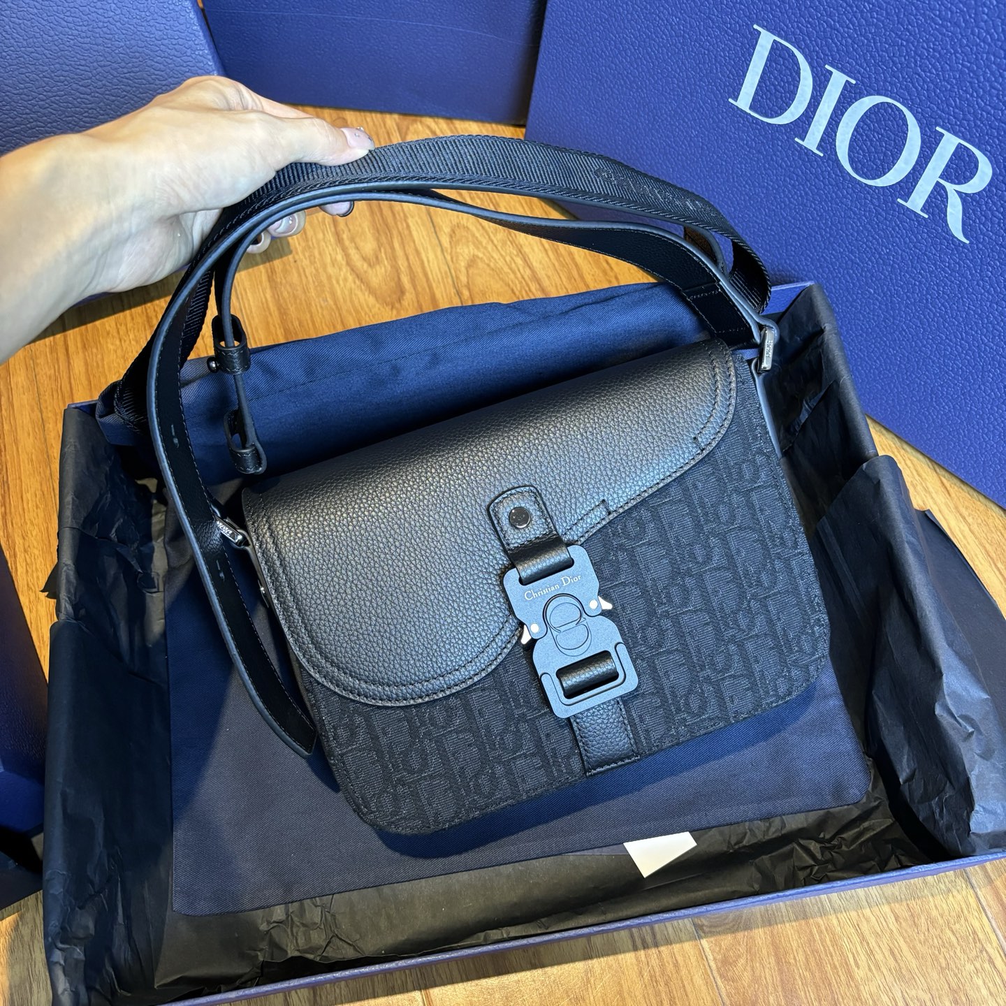 M9 디올 스몰 새들 플랩 메신저백 1ADPO049YKS  23 x 17.5 x 6cm