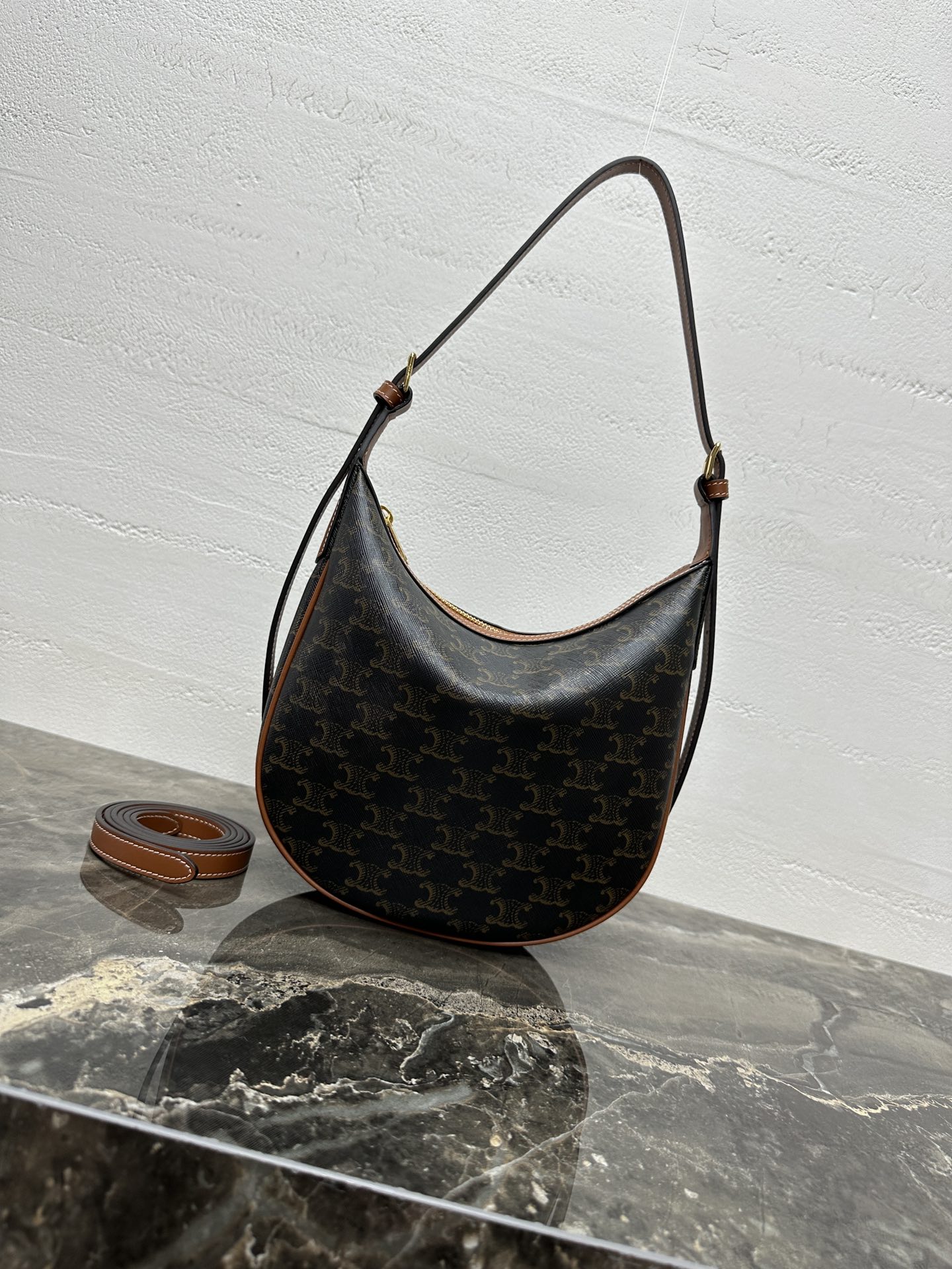 셀린느스몰 엘로이즈 트리옴프 백｜숄더백 24 X 21 X 7cm