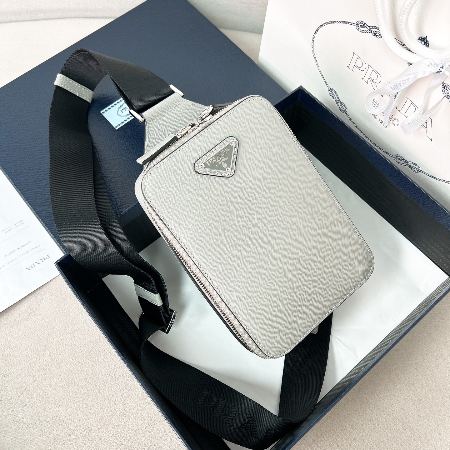 프라다 사피아노 메신저 크로스백  2VZ106 20*14*4cm