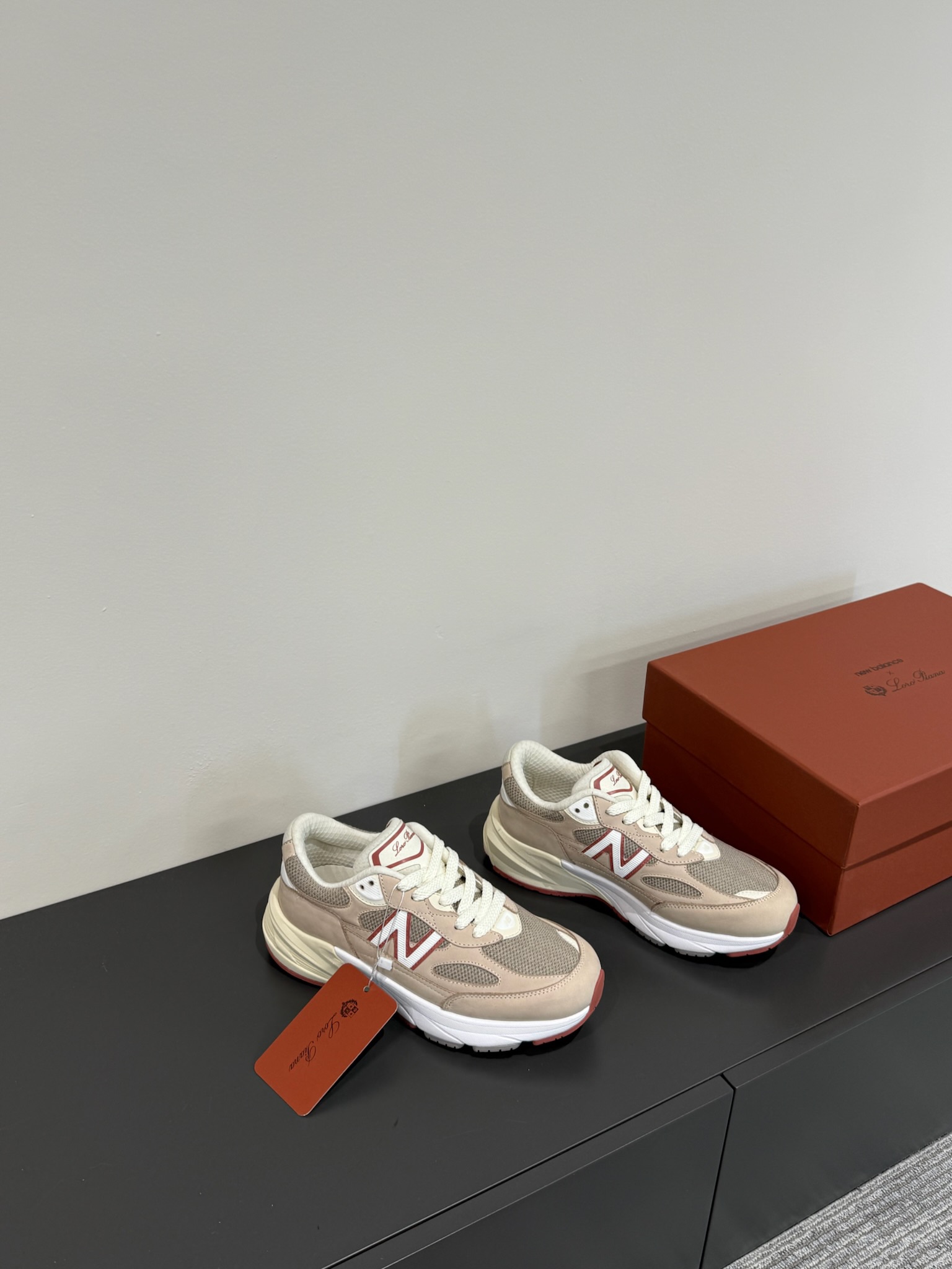 로로피아나 × 뉴발란스 콜라보 스니커즈