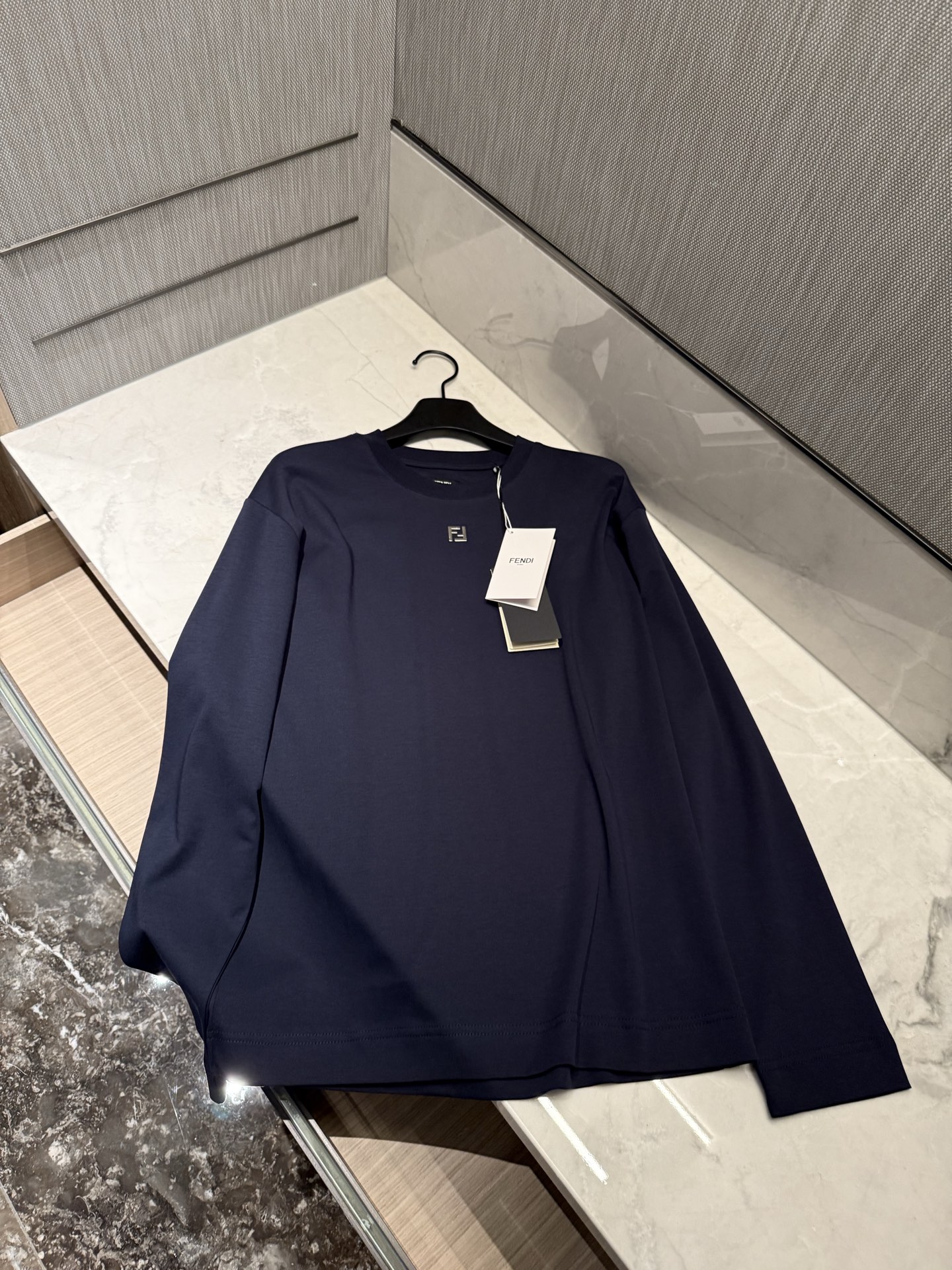 펜디 로고 라운드넥 네이비 롱슬리브 티셔츠