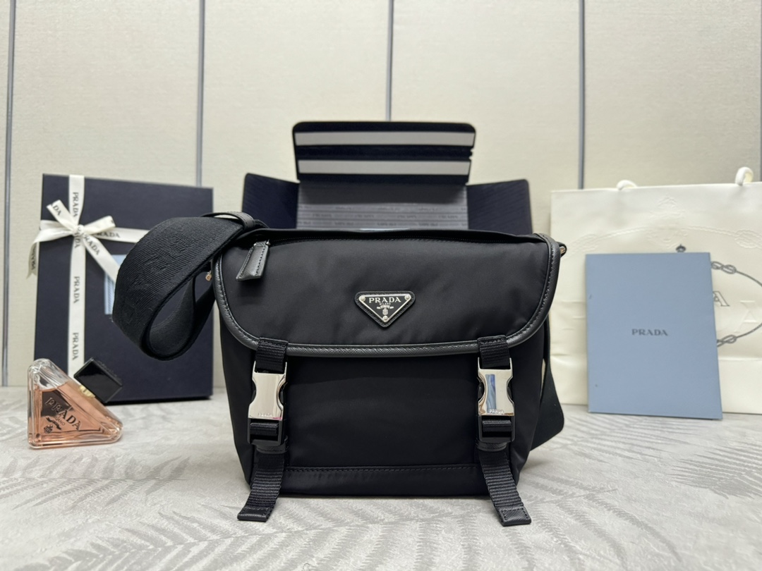 프라다 스몰 메신저백 나일론 소재｜크로스바디 2VD066 20X19X10cm