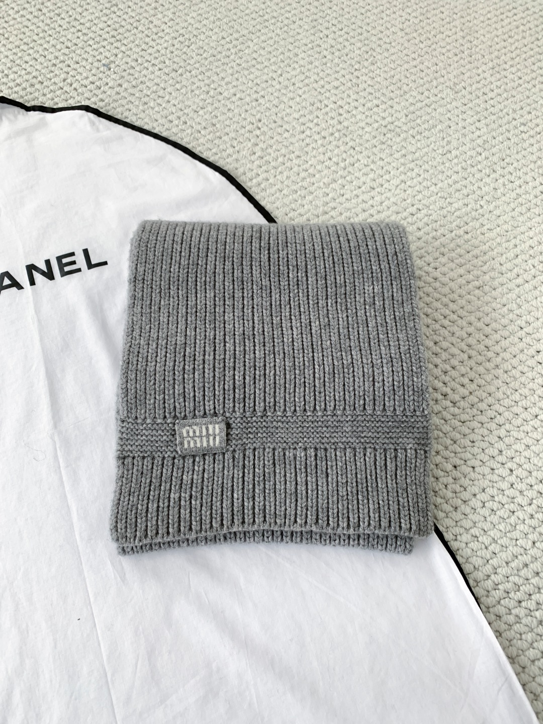 미우미우(MIU MIU) 로고패치 디테일 울 머플러 5FS048