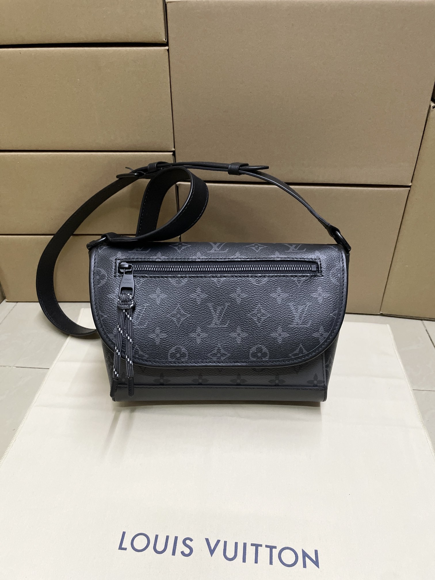 루이비통 펄스 메신저 크로스백 숄더백 M12681 26.6*17*11CM