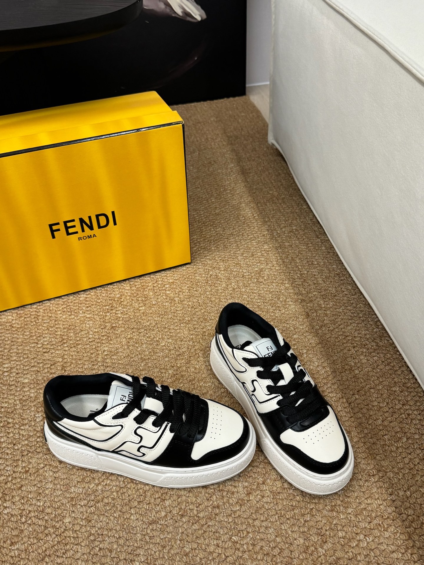 FENDI 25 FW 주카 모티프 패널 스니커즈