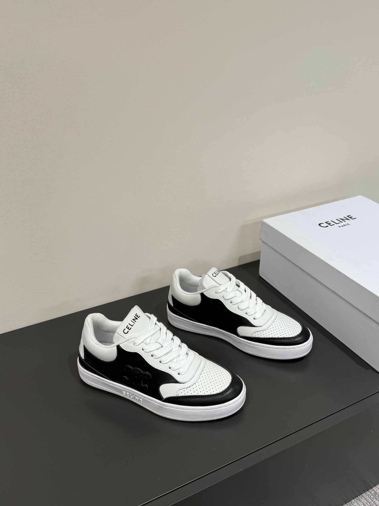 셀린느 트라이옴프 캐주얼 스니커즈