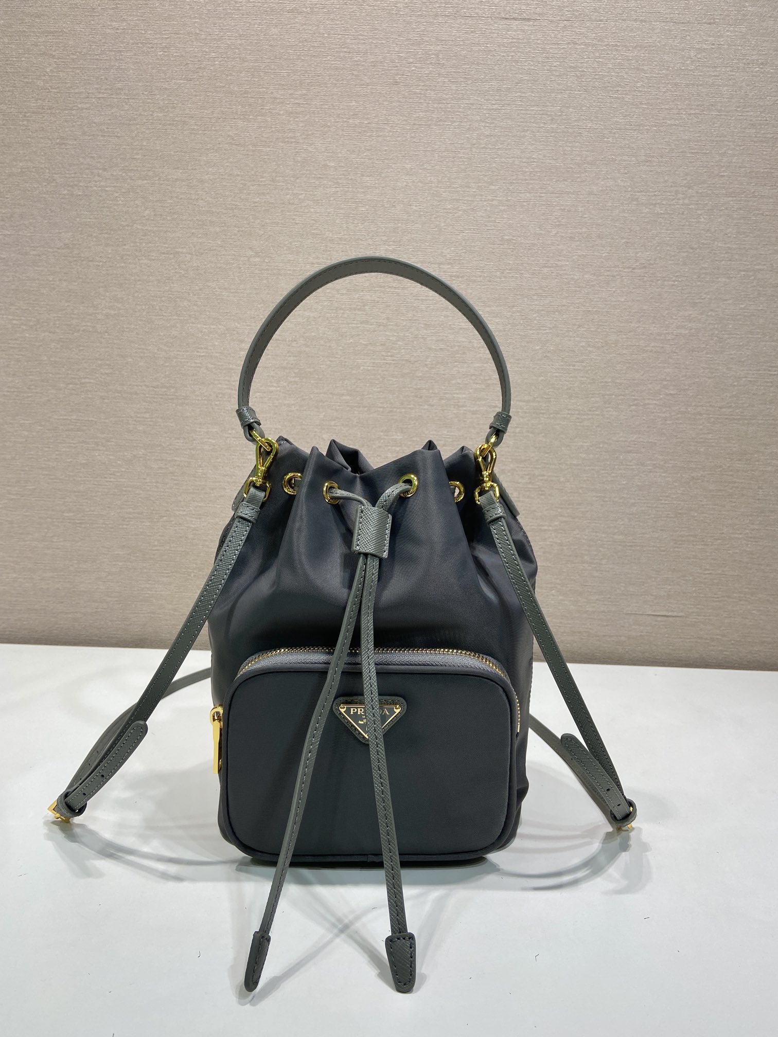 프라다 나일론 버킷백 1BH038