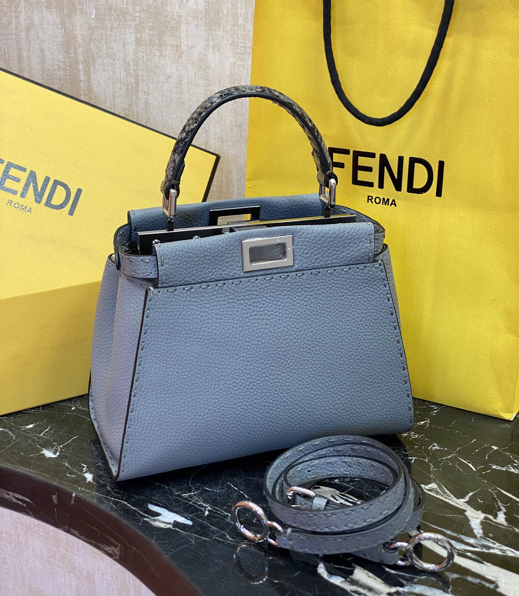 FENDI 미니 피카부  18 X11 X 23 cm