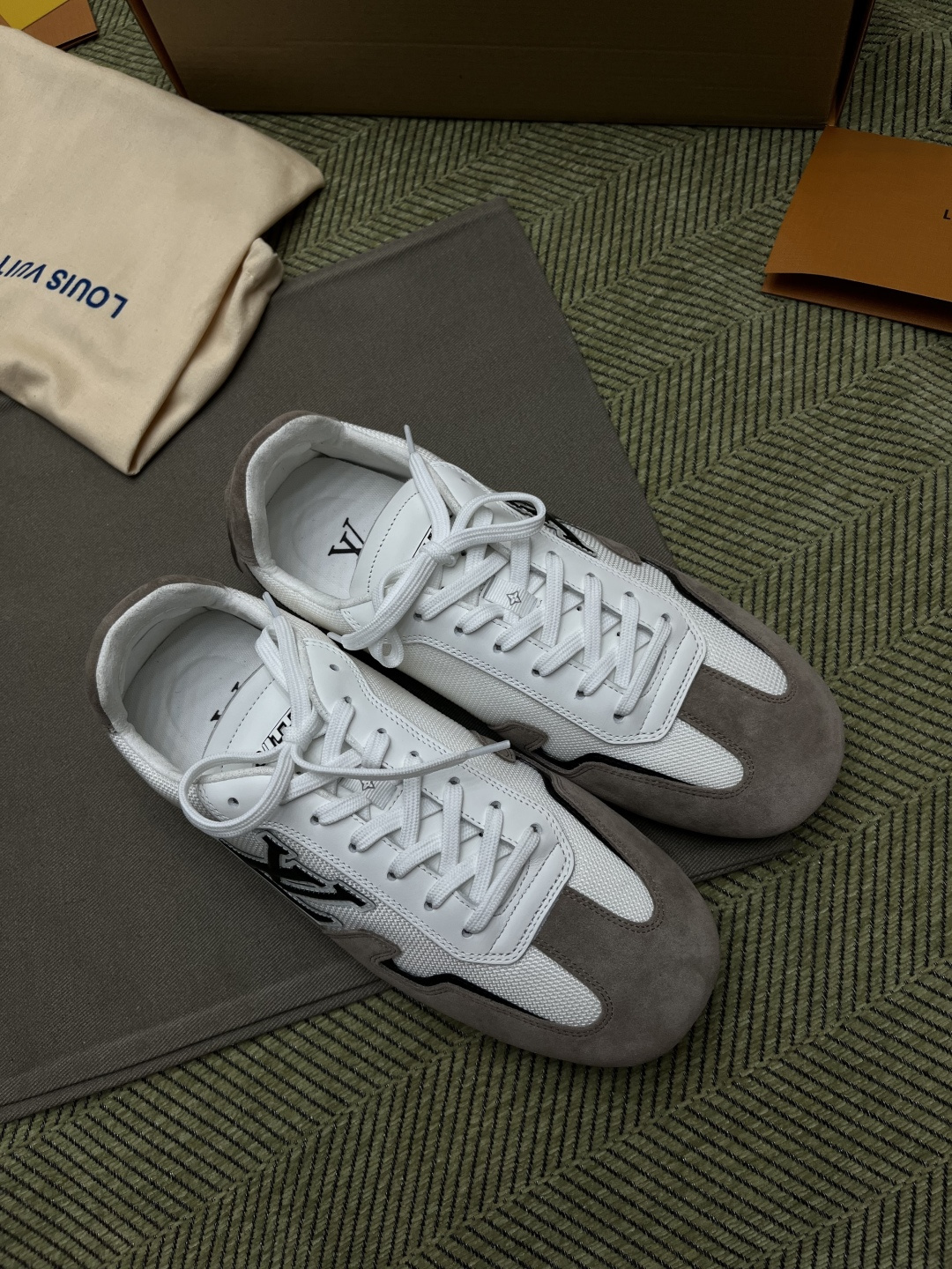 루이비통 Rally 스니커즈