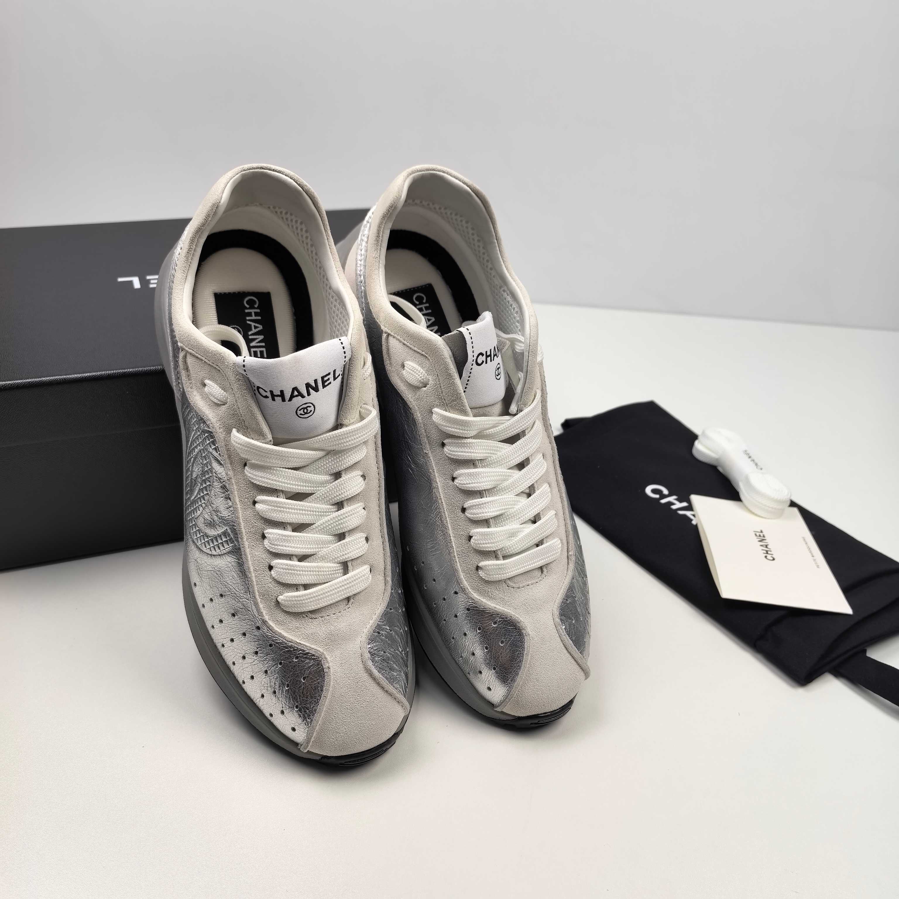 25 샤* 펀칭 빅 로고 레더 스니커