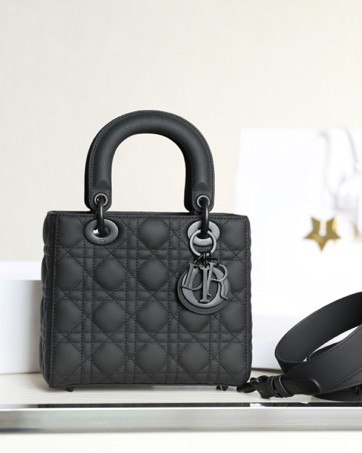 디올 Lady Dior  Ultra Mat 20 x 16.5 x 8 cm