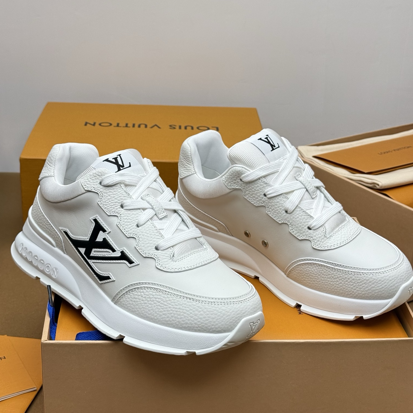 1AHSSV LV 클래식 스니커즈