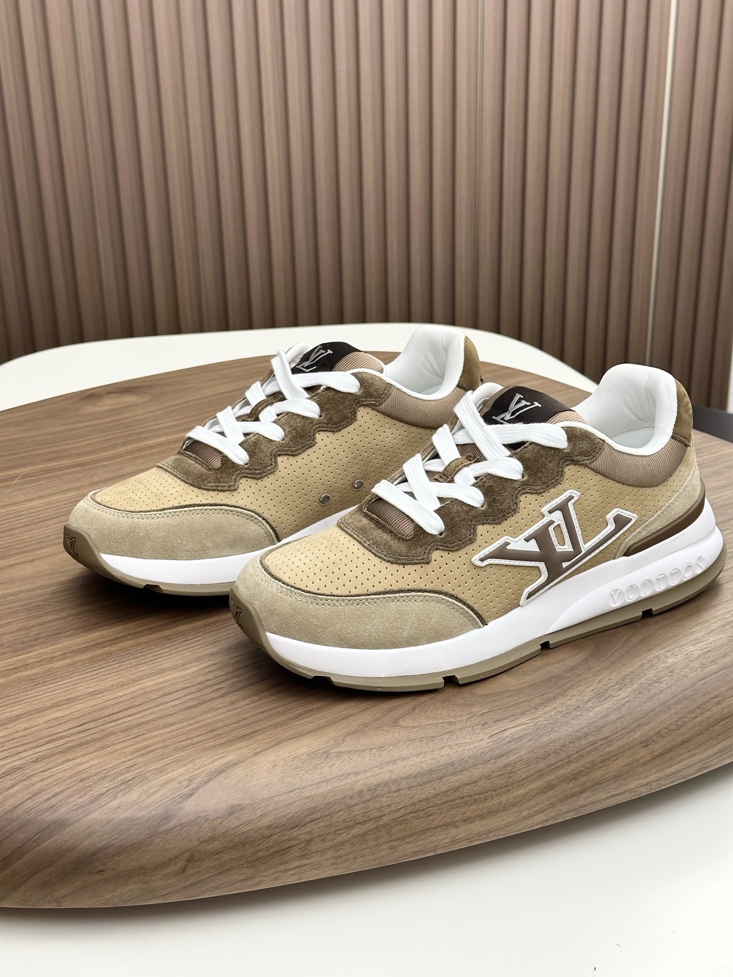 1AIOJ1 LV 클래식 스니커즈