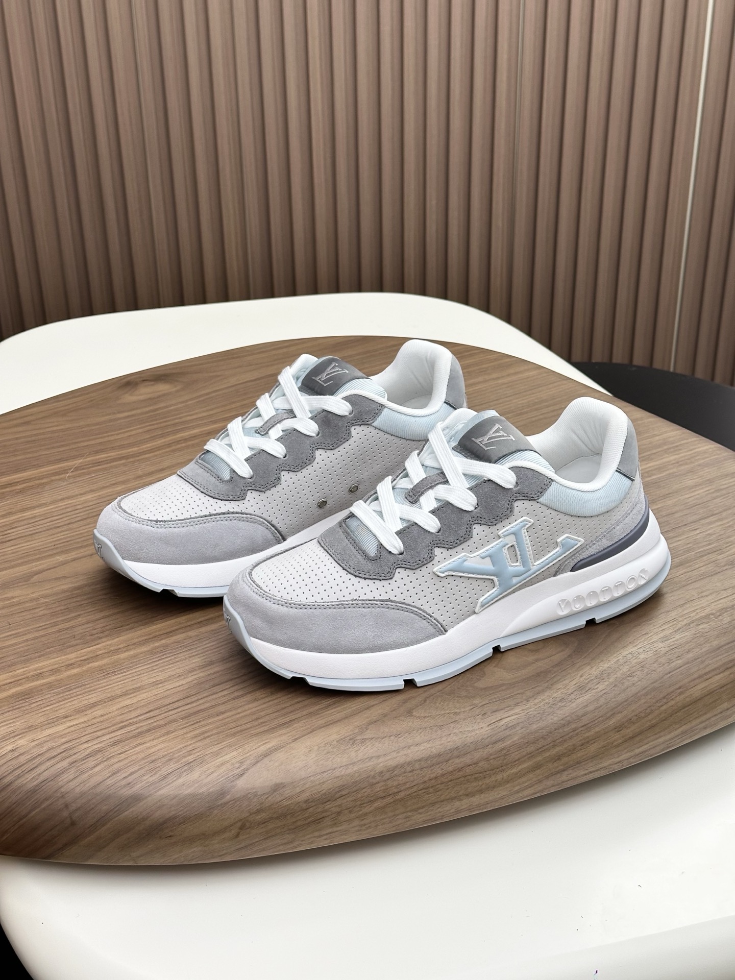 1AIOJ1 LV 클래식 스니커즈