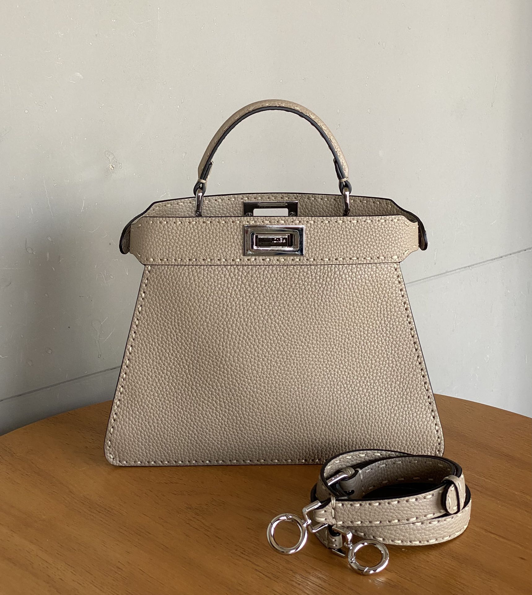 FENDI 스몰 피카부peekaboo  ISeeU  27 X 23 X 11 cm