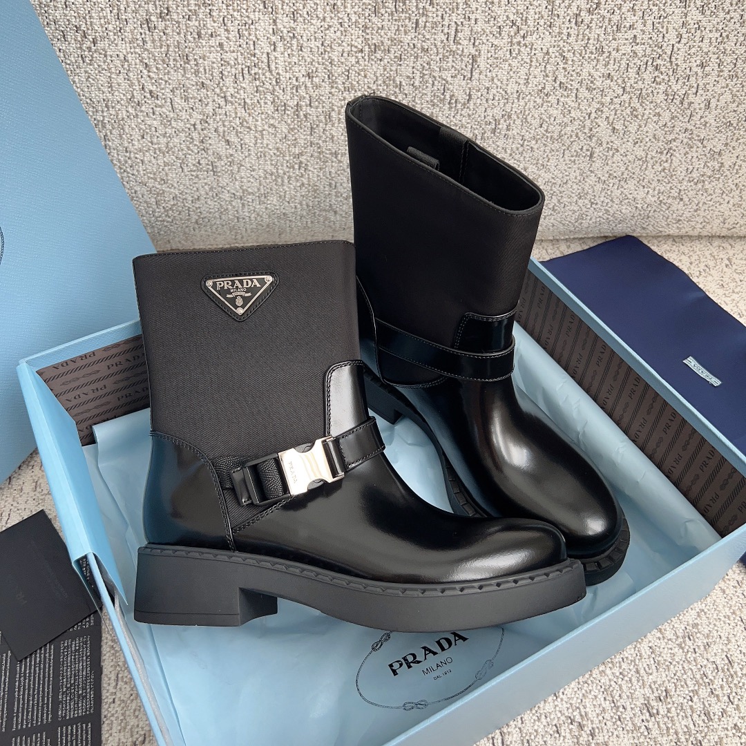 프라다 브러쉬드 레더 리나일론 부츠