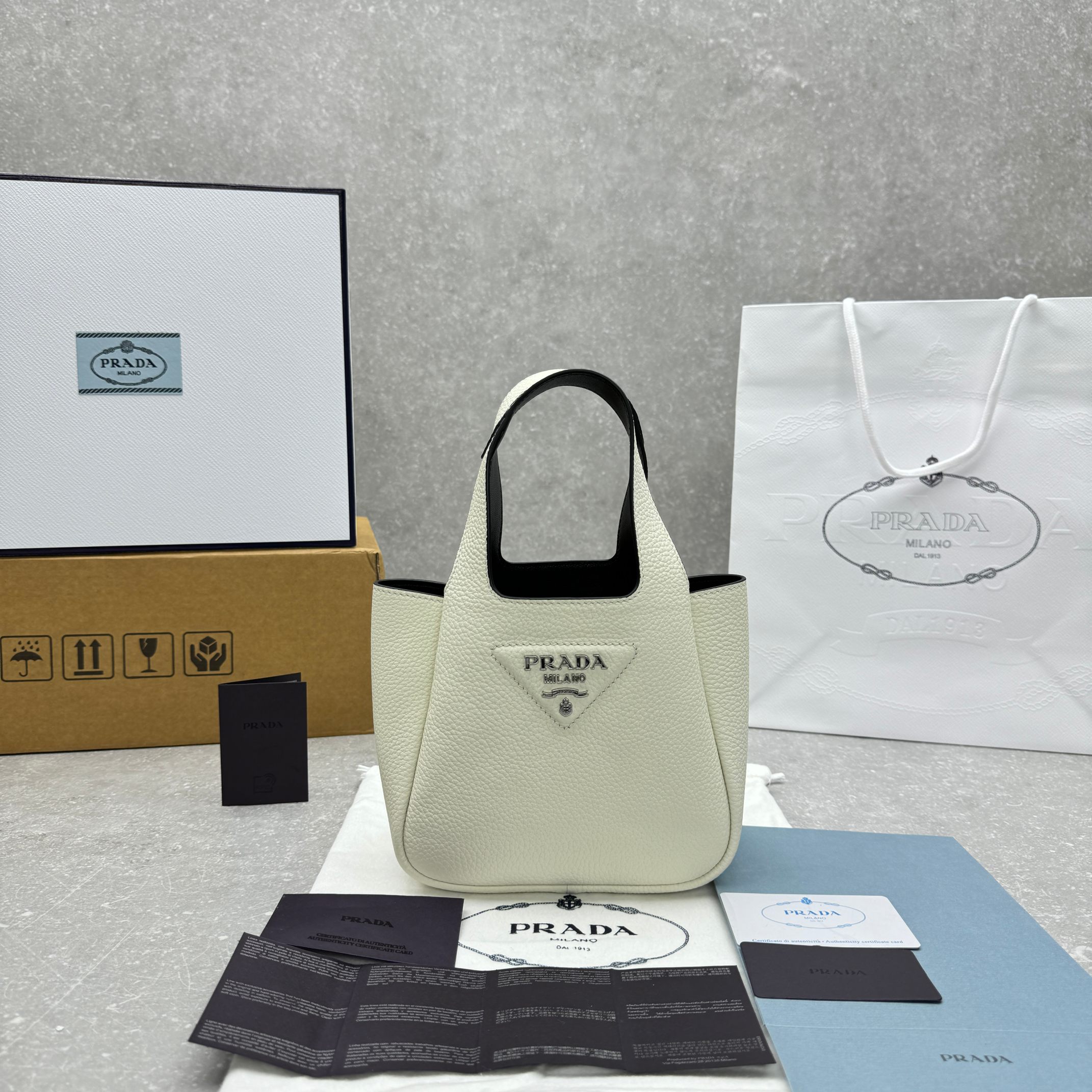 프라다 뷰티 레더 미니 토드백 무료배송 19cmx18cmx10cm