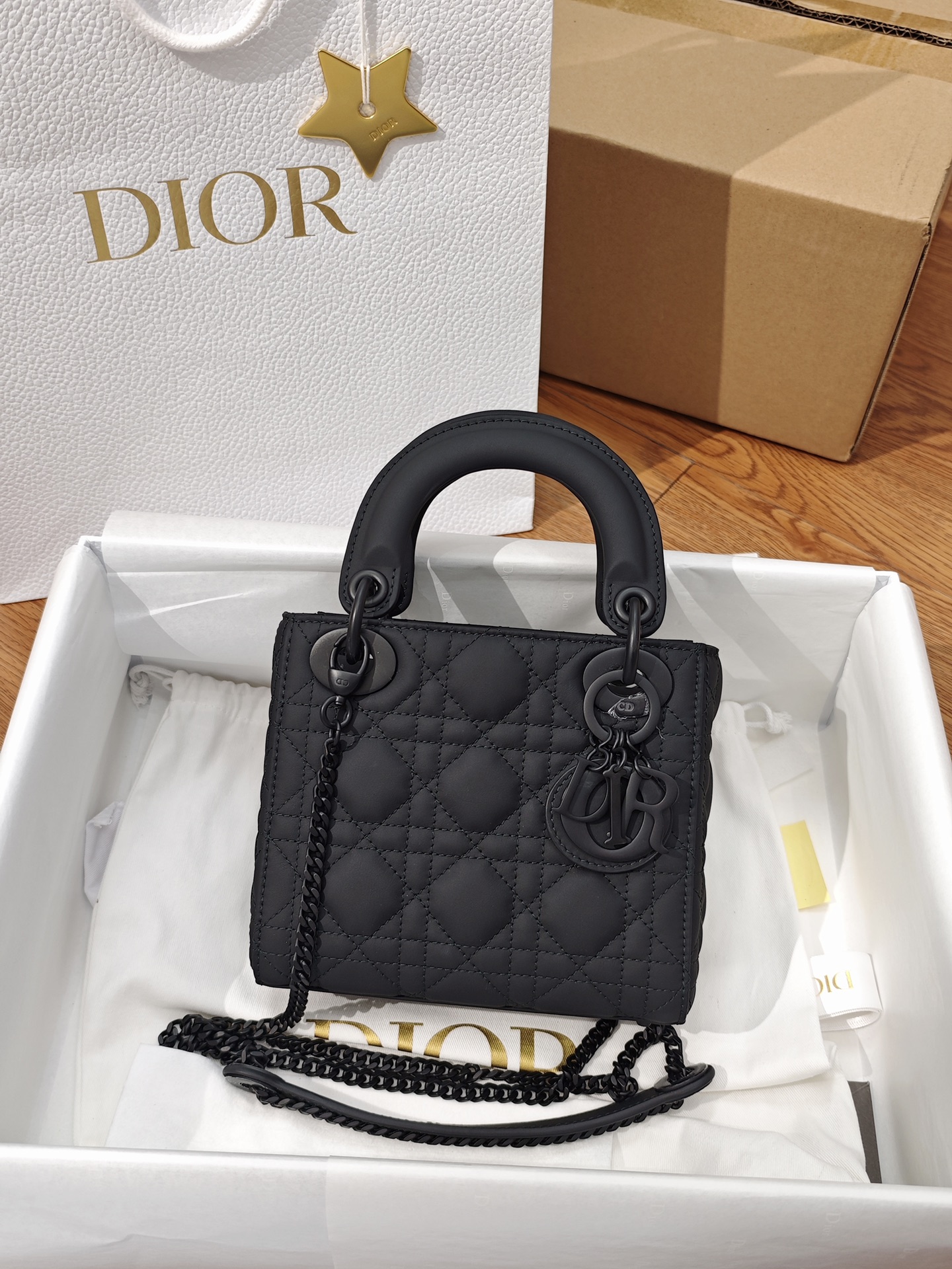 디올 레이디  미니 램스킨 M0505ONGE  17 x 15 x 7 cm