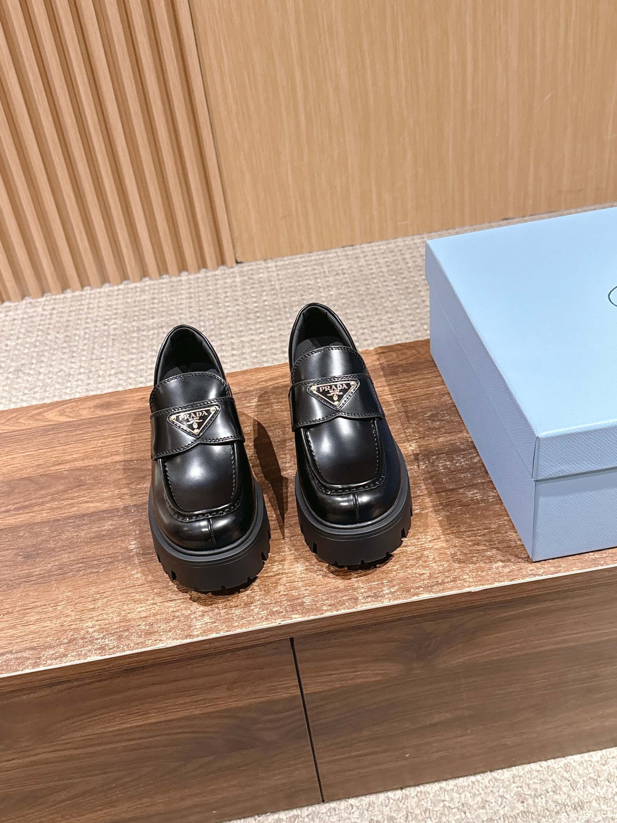 프라다 초콜릿 스웨이드 로퍼