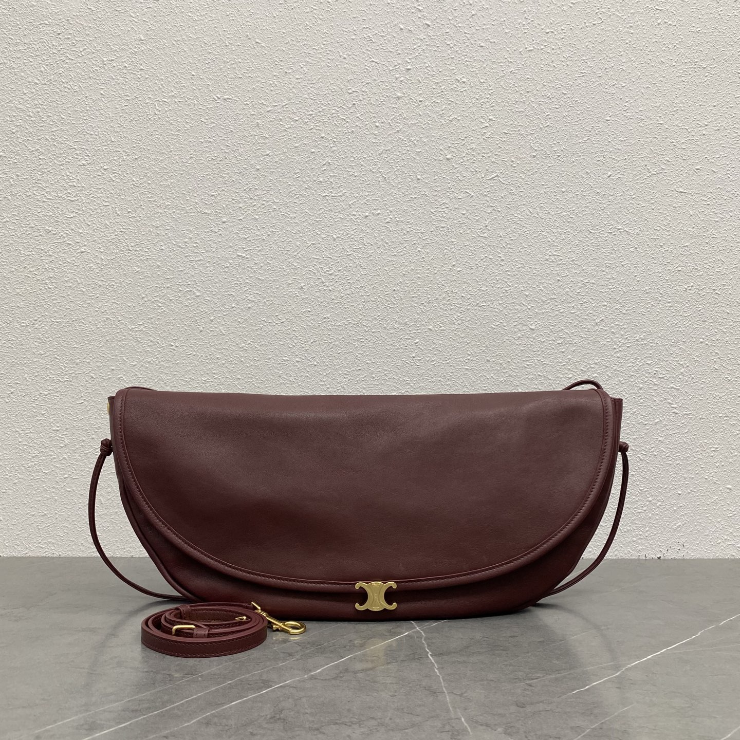 셀린느 하프문 소프트 트리옹프 백 서플 샤이니 램스킨 소프트 탄  46x19x10cm