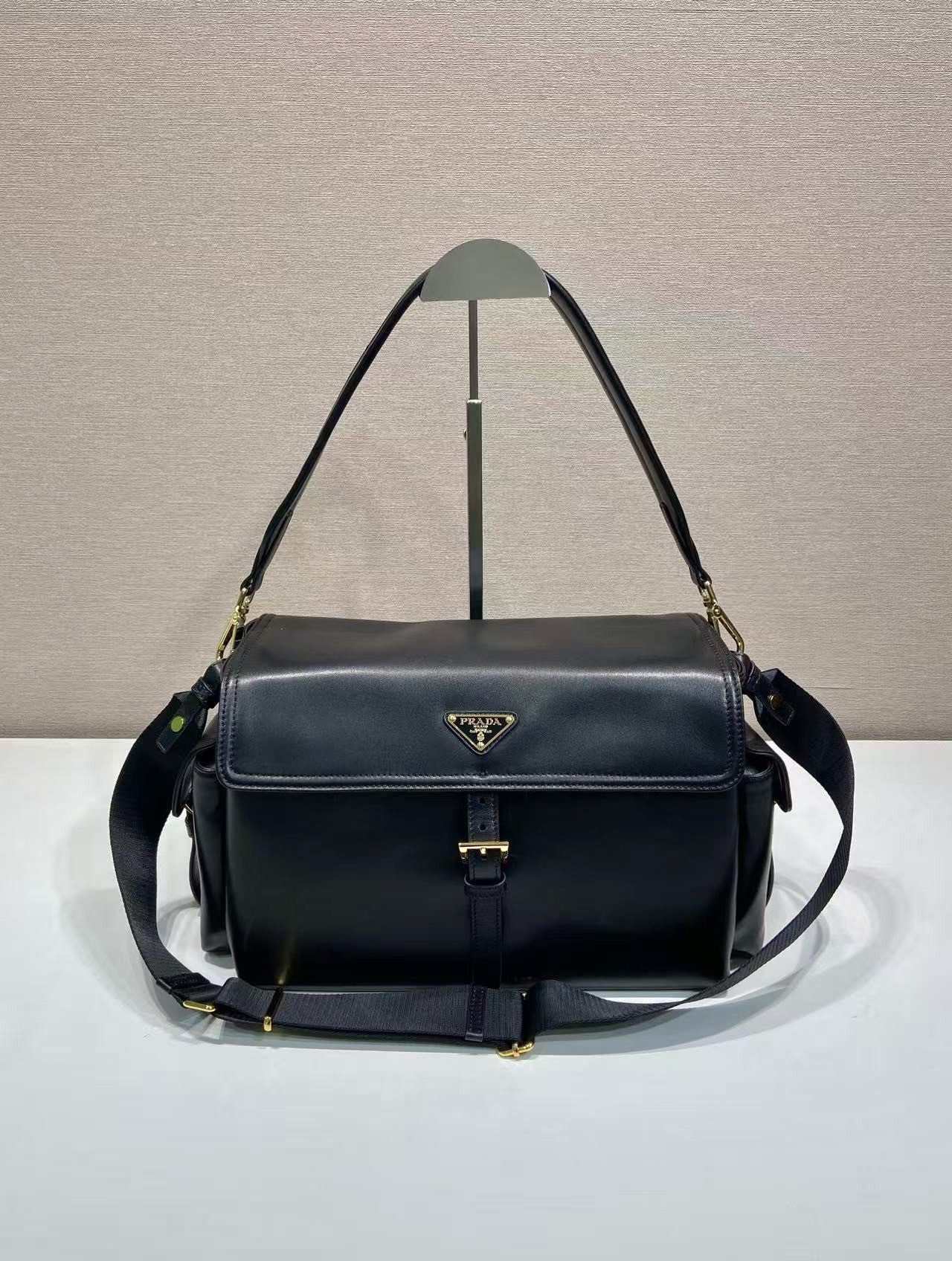 프라다 25FW 익스플로어 라지 리나일론 숄더백  1BD391 37.5*19*12cm