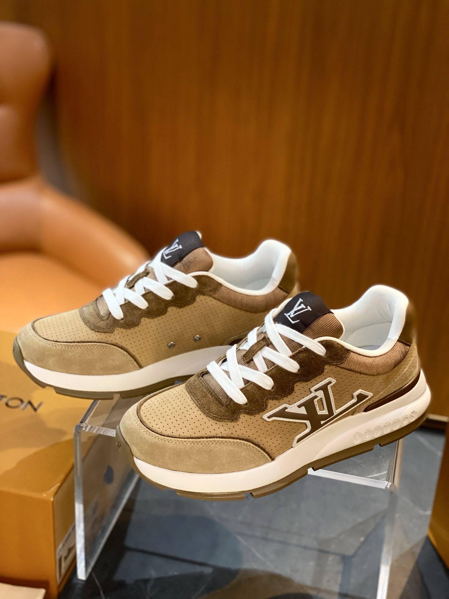 1AIOJ3 LV 클래식 스니커즈