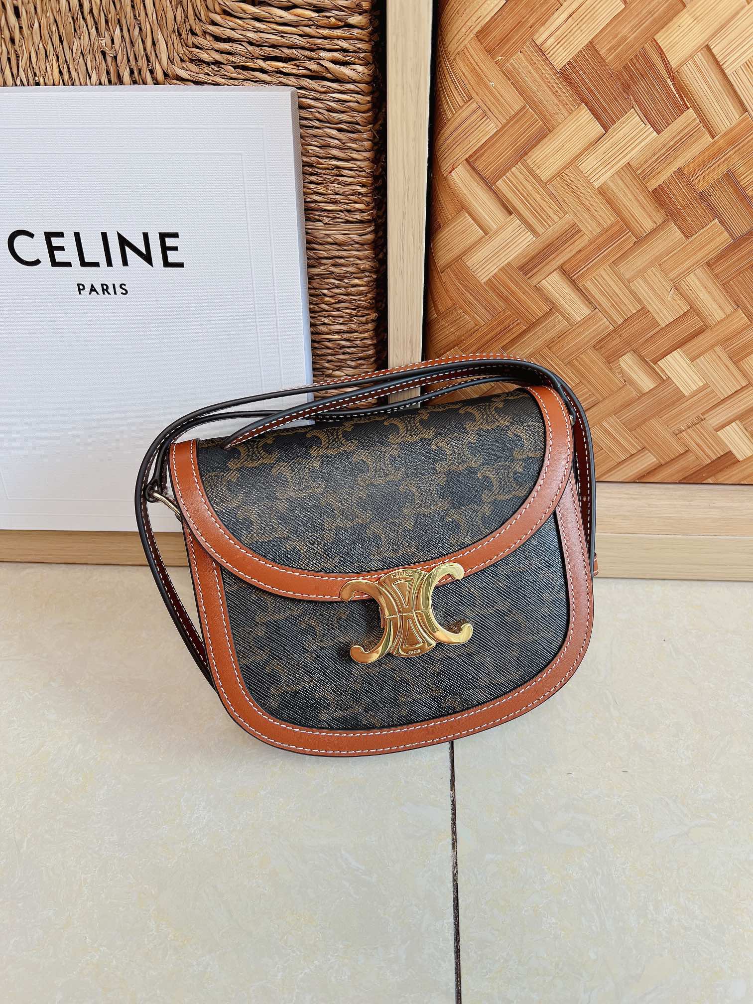 셀린느 트리오페 틴 베사체 크로스백 110962 18.5 X 16 X 6cm