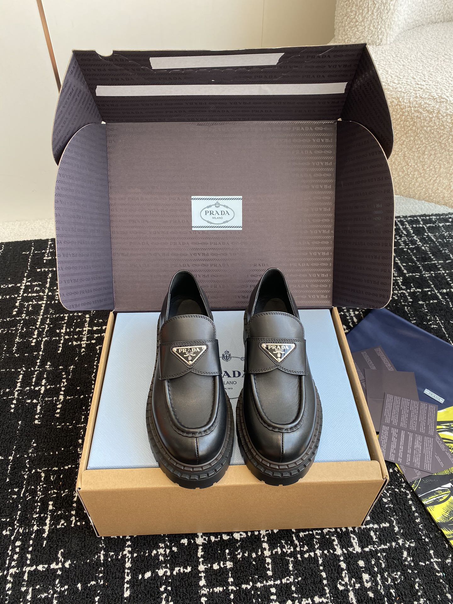 프라다 초콜릿 브러시드 레더 로퍼