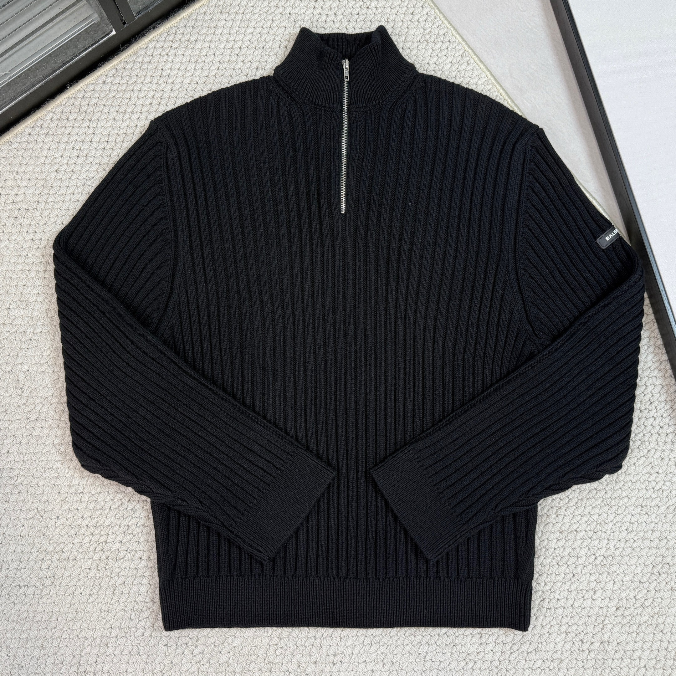 발렌시아가 하프집 니트 스웨터  S 사이즈