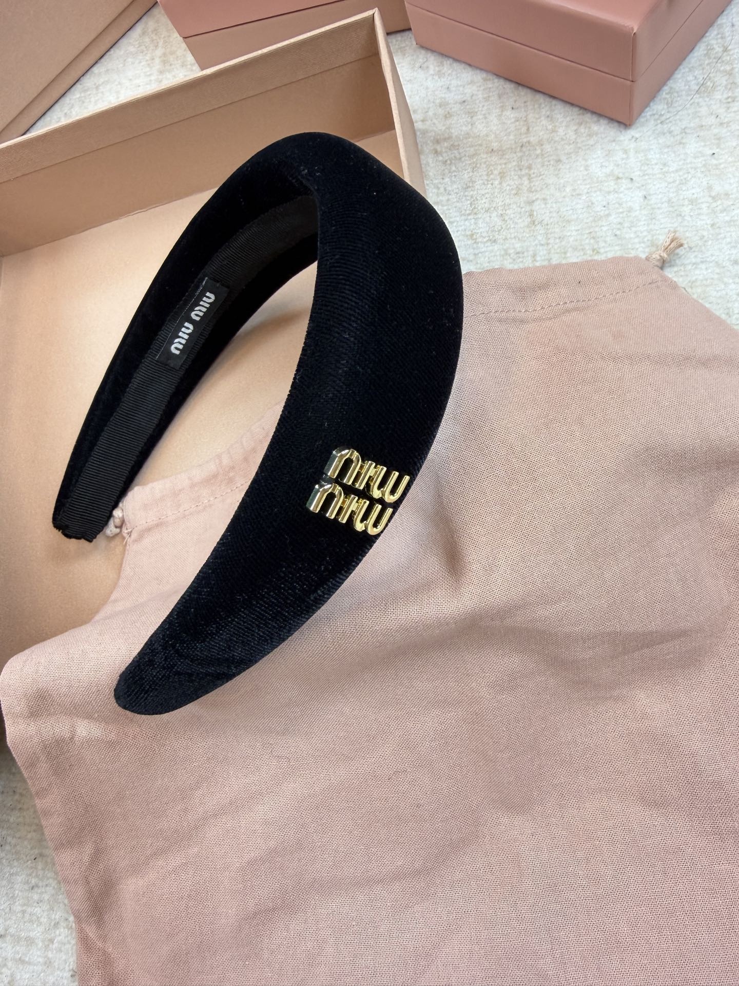 미우미우  벨벳 로고 볼륨 헤어밴드