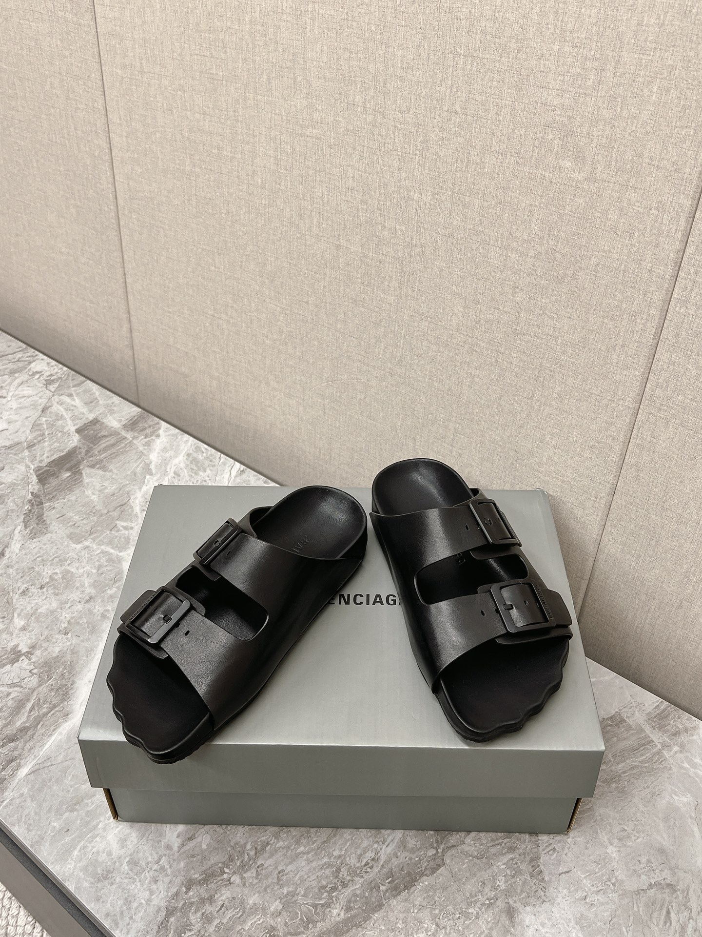 발렌시아가 선데이 샌들