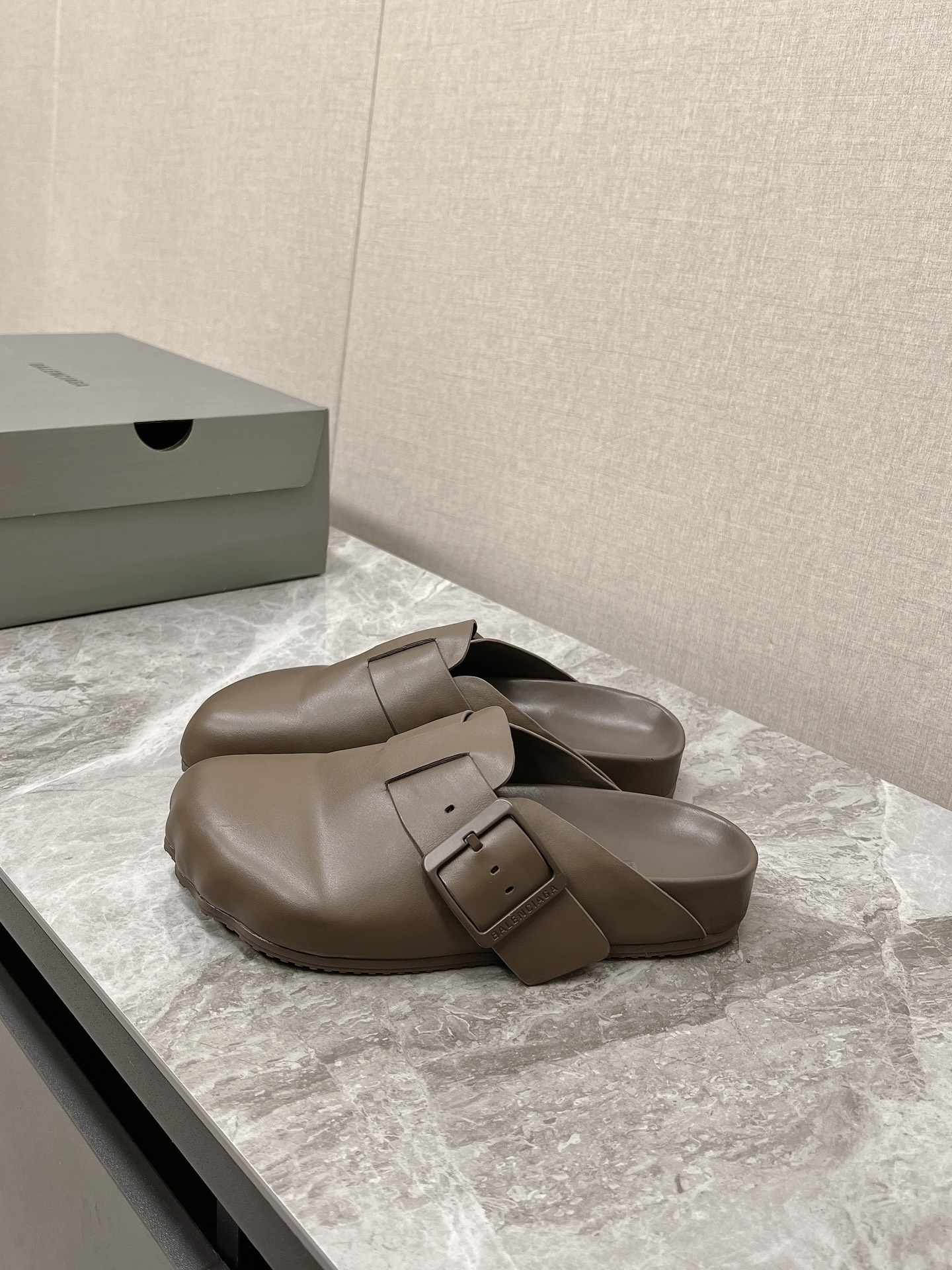 발렌시아가 선데이 샌들