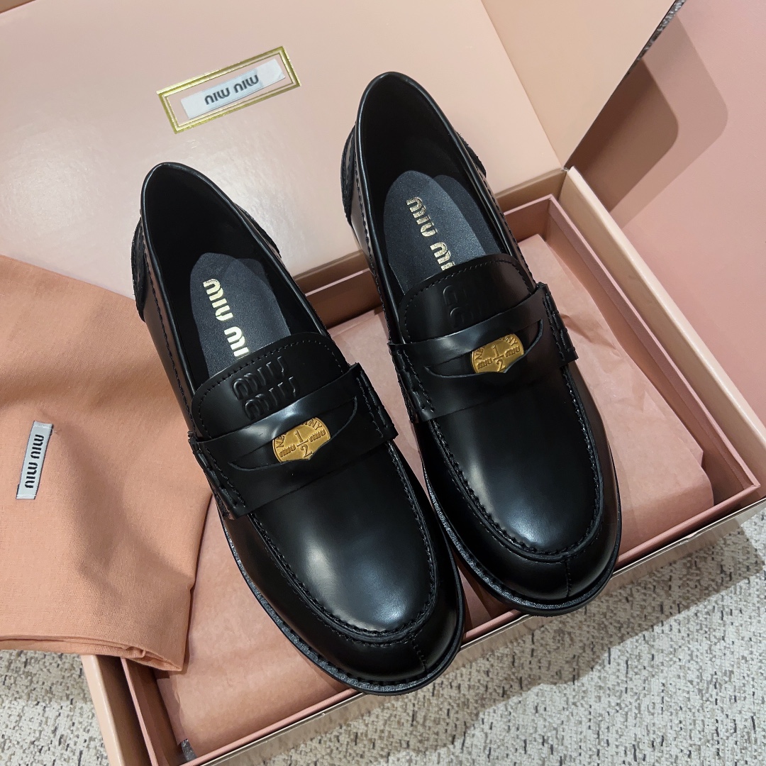 미우미우 로고 플랫 로퍼