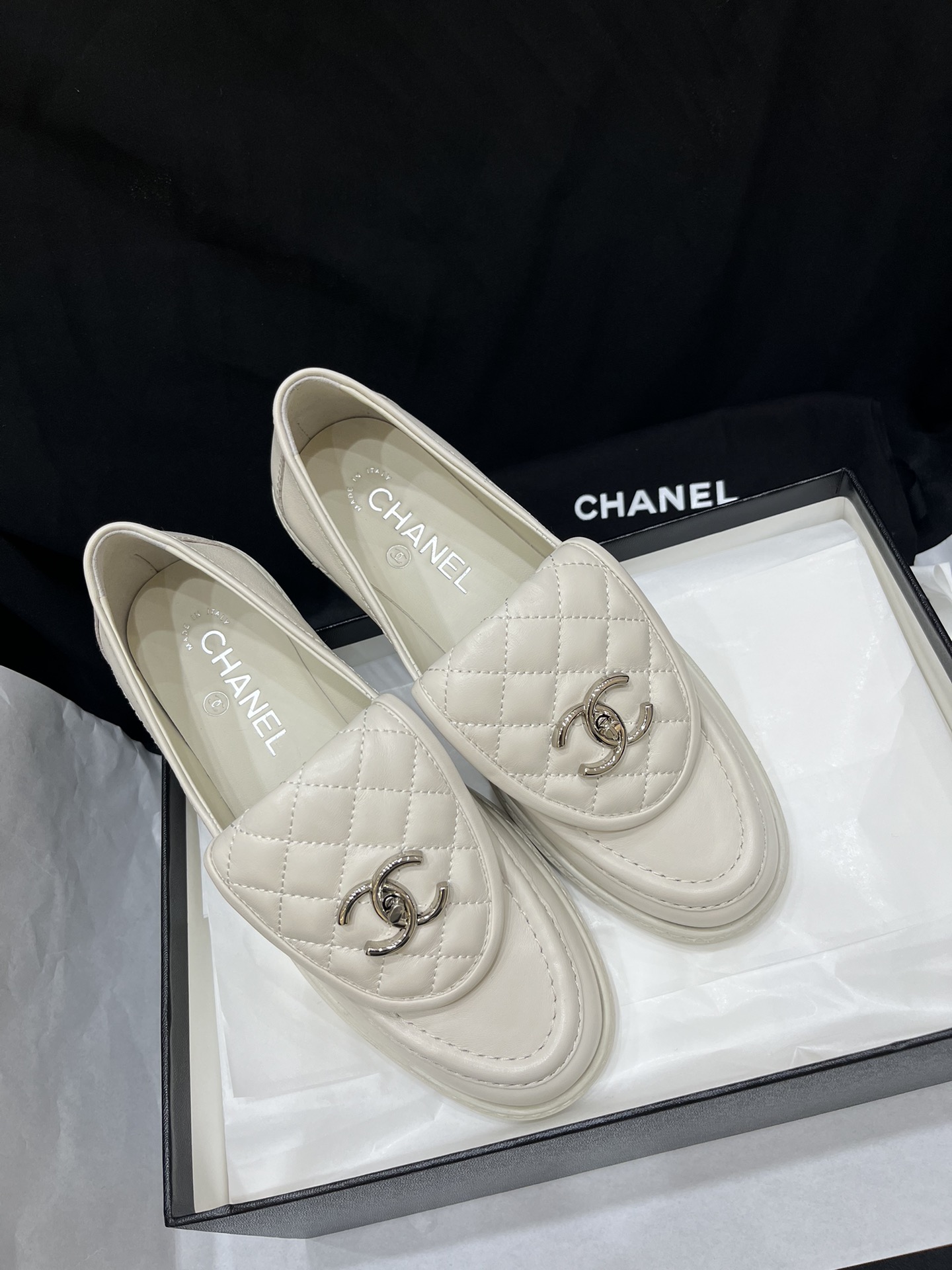 샤*  퀄팅 CC로고 턴락 로퍼