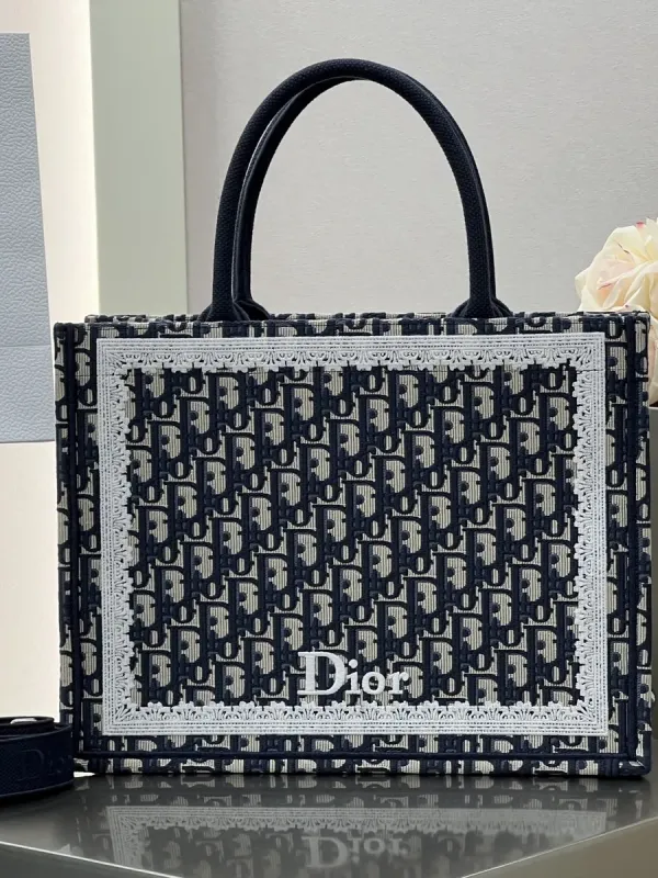 디올 북 토트 스트랩 백 미디엄  M1354PEHT 36 x 27.5 x 16.5cm