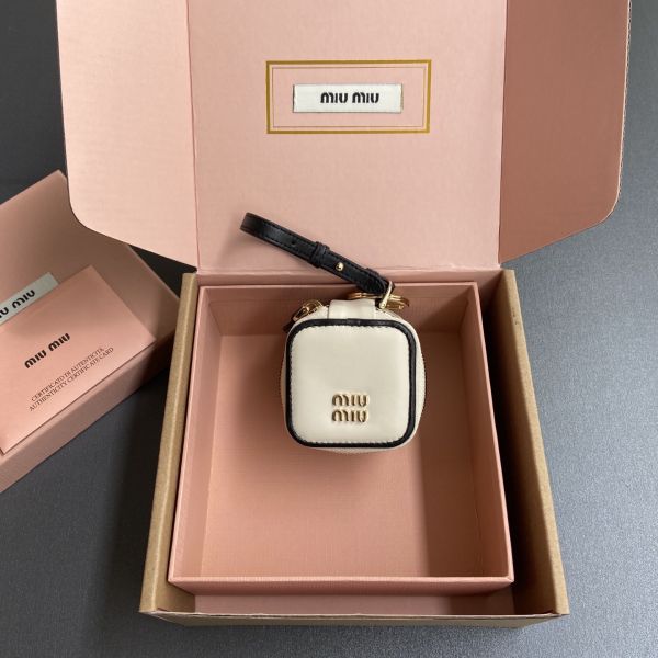 miumiu Cowhide 교수형 장식 쿠폰 지갑
